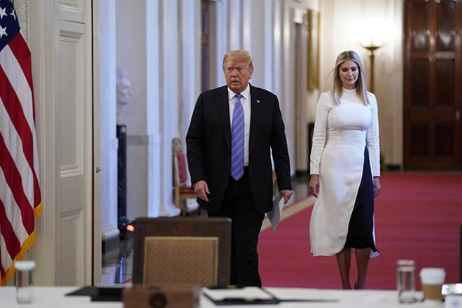 Ivanka Trump, con un vestido con falsa abertura en la falda.