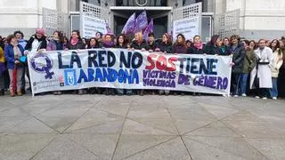 Trabajadoras municipales contra la violencia sexual se concentran en Cibeles: "Almeida, escucha, la red está en lucha"