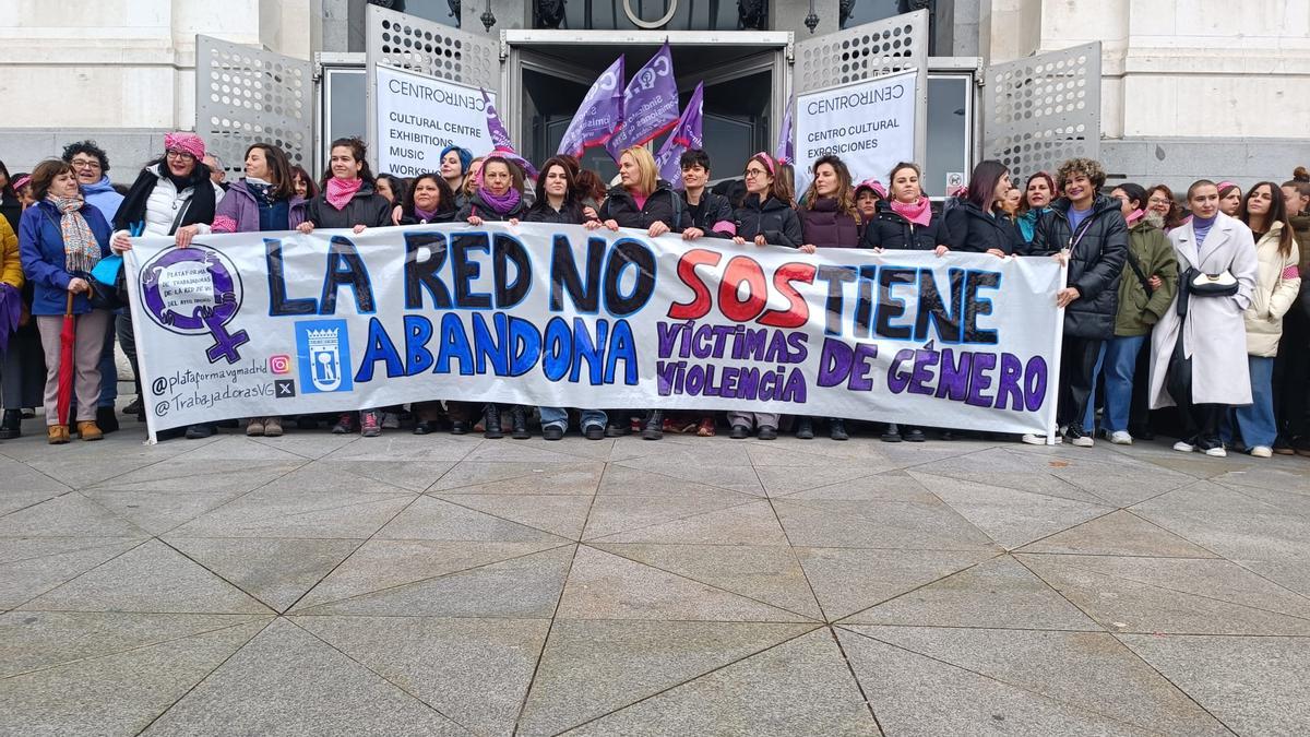 Concentración de las trabajadoras municipales frente al Ayuntamiento de Madrid.