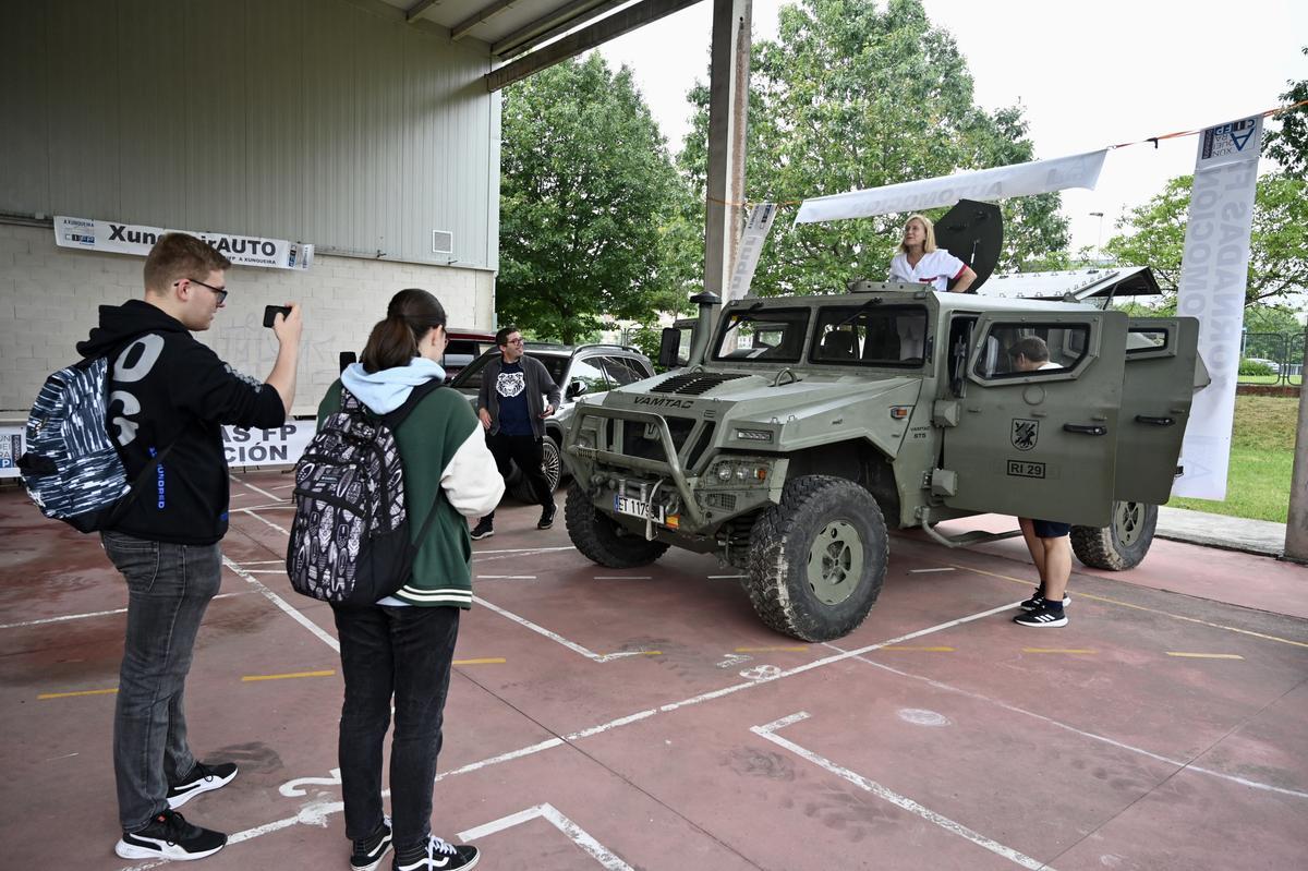 Exposición de vehículos en el exterior del CIFP A Xunqueira.