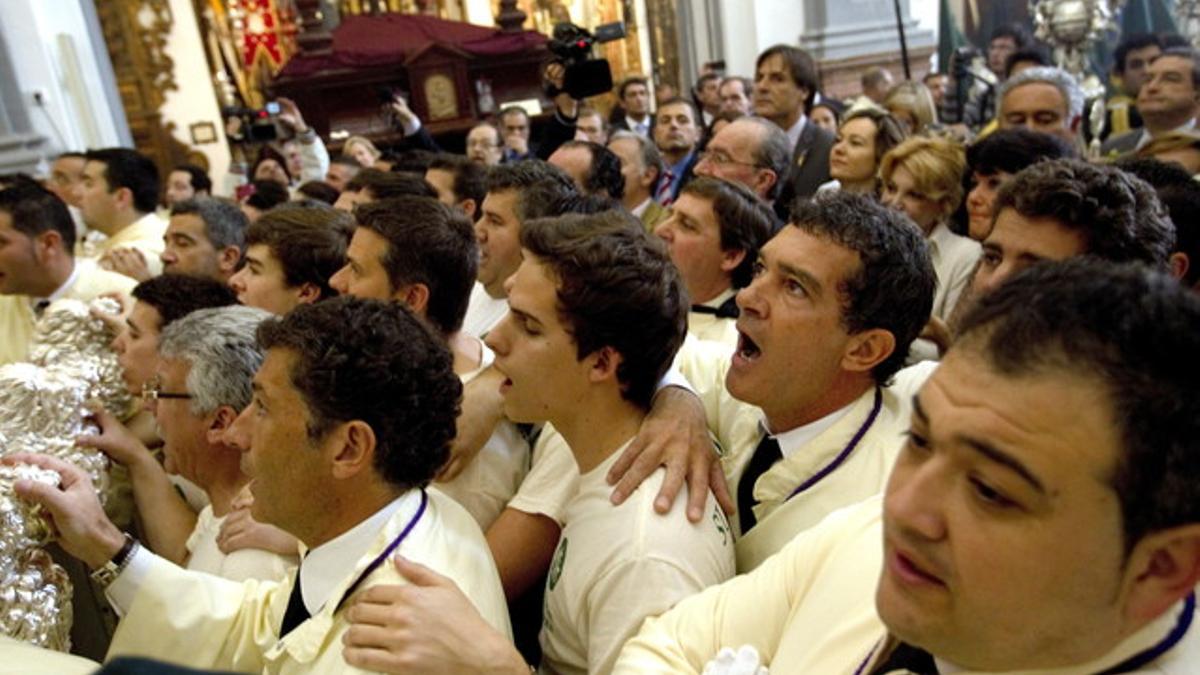 Antonio Banderas, entre sus hermanos cofrades, canta con devoción a la Virgen de Lágrimas y Favores.