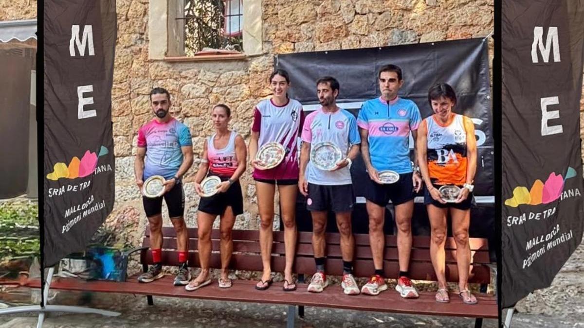 Los primeros clasificados posan tras la entrega de trofeos en Biniaraix