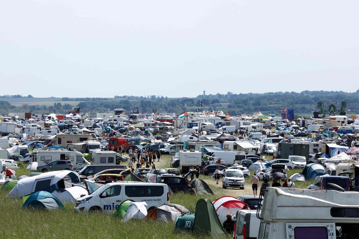 Vista general de la 'rave' celebrada cerca de la ciudad de Bourges, en un campo de tiro militar