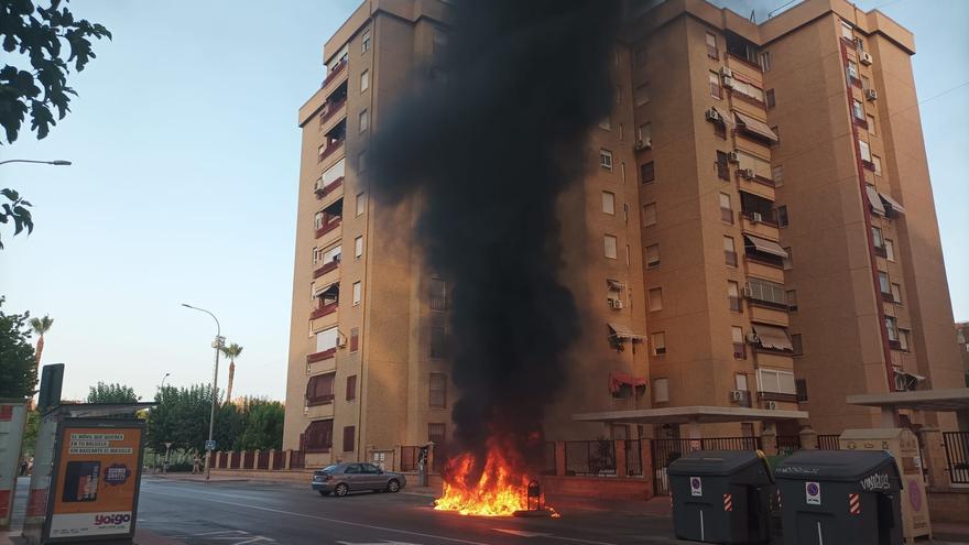 Las llamas calcinan un contenedor en el barrio murciano de Santa María de Gracia