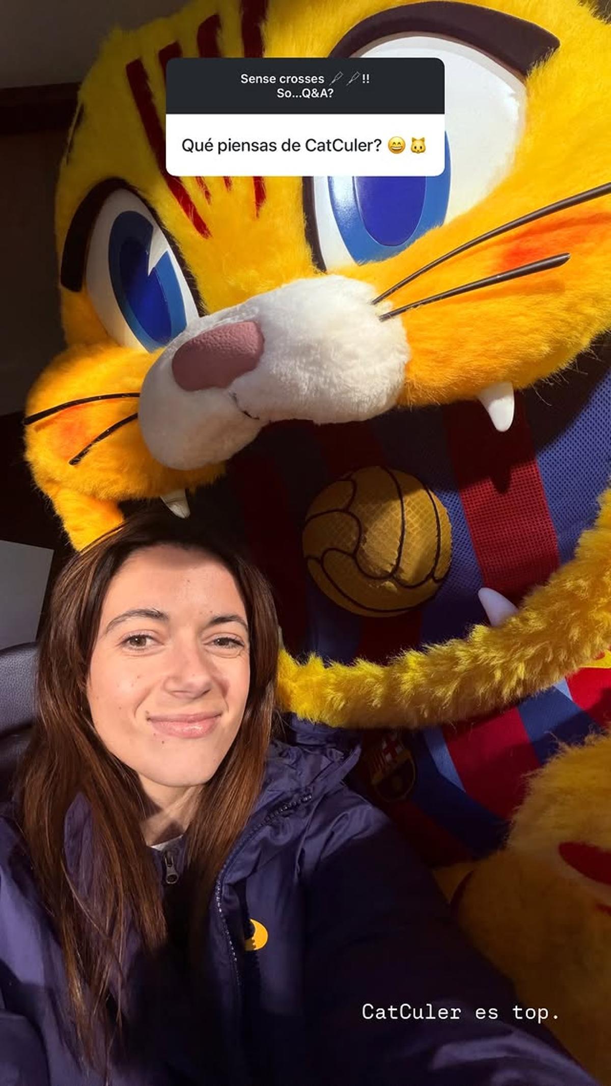 Aitana, una enamorada más de CAT, la mascota del Barça.