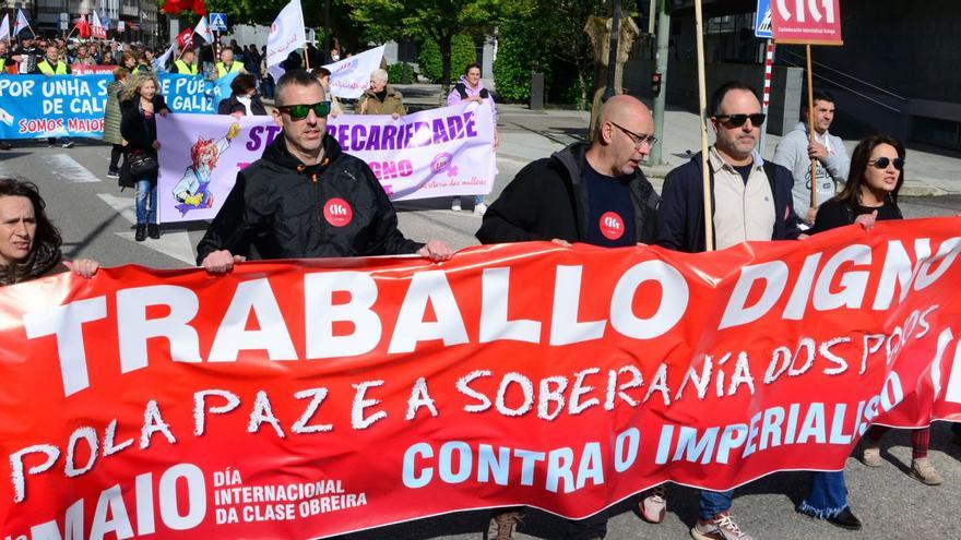 Cabecera de la manifestación de ayer en Cangas, con el secetario comarcal CIG Vigo, Alberto Gonçalves, al frente de la misma. |   // GONZALO NÚÑEZ