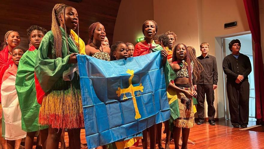 África pone música a la Navidad en Laviana: lleno en la Pola para el concierto "Voces por Benín"