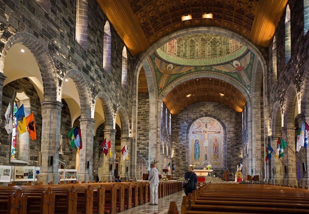 Interior de la catedral católica de Galway