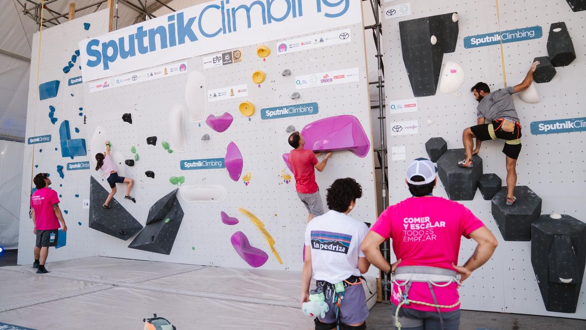 Los aficionados de la escalada disfrutando en el muro de boulder.