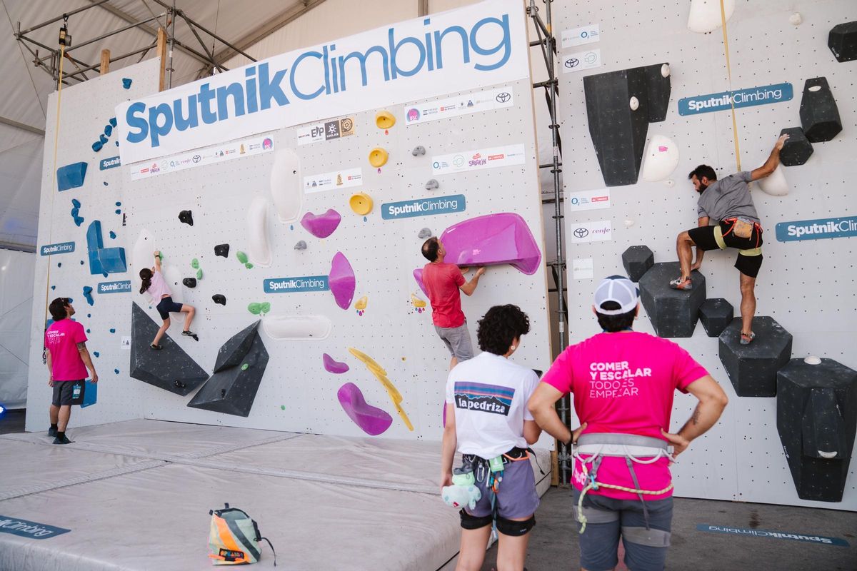 Los aficionados de la escalada disfrutando en el muro de boulder.
