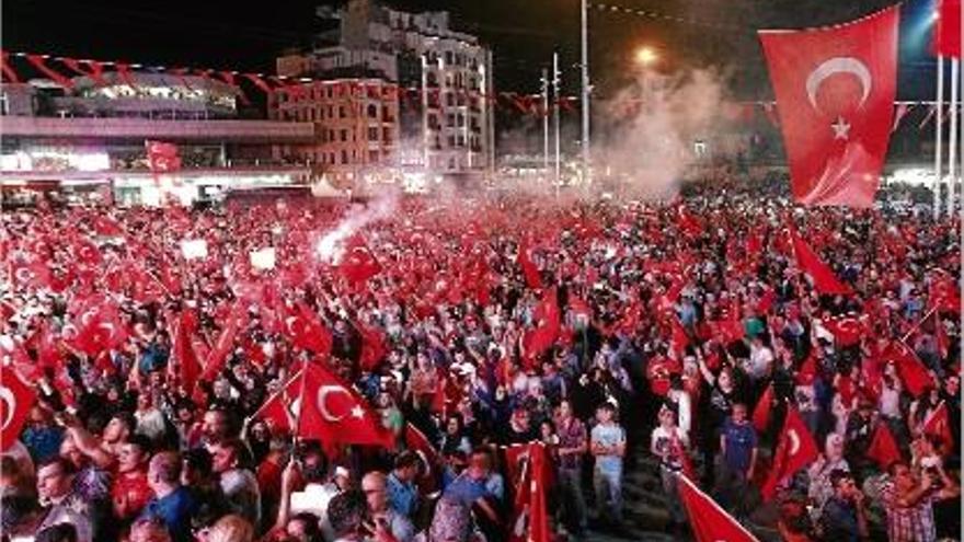 Istanbul va viure una gran manifestació en contra del cop d&#039;estat de divendres.