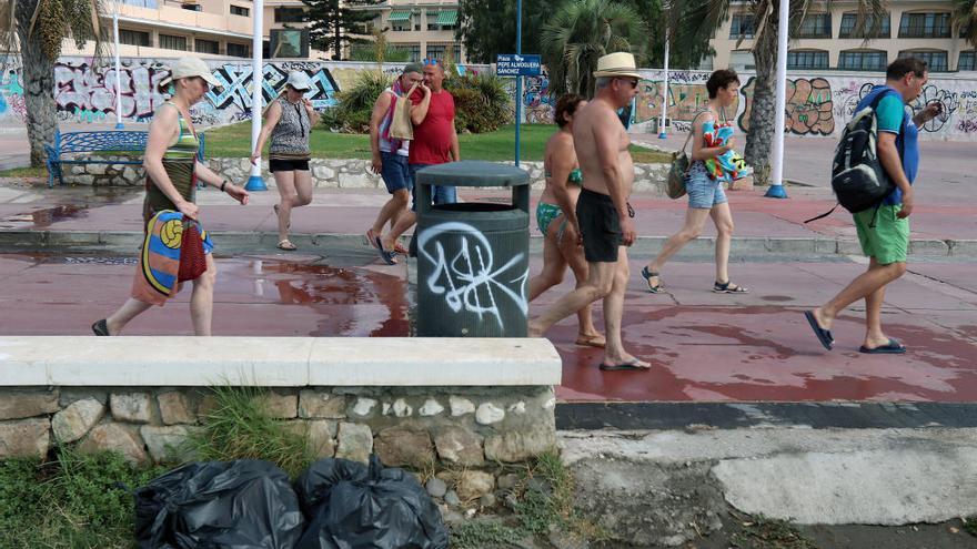 Los vecinos piden más limpieza en la zona de la playa.