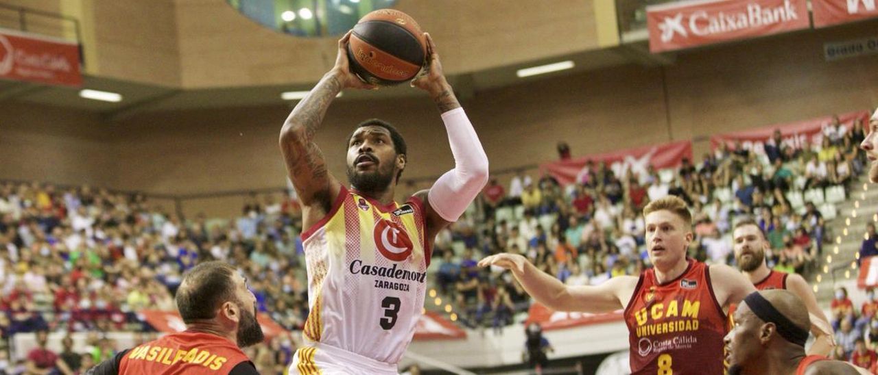 Kilpatrick busca el aro rival ante la defensa del UCAM Murcia.