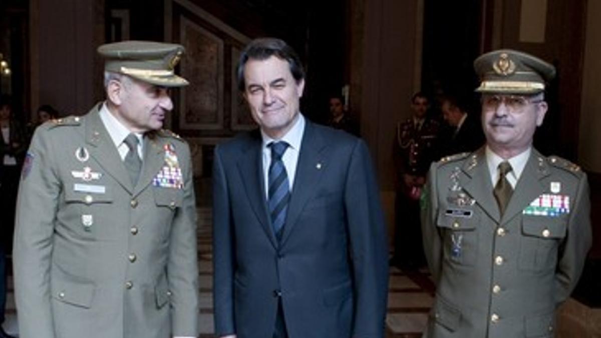 Artur Mas, entre el jefe del Estado Mayor del Ejército de Tierra, Fulgencio Coll (izquierda), y el inspector general del Ejército José Manuel Muñoz Muñoz, ayer con motivo de la presentación de un libro.