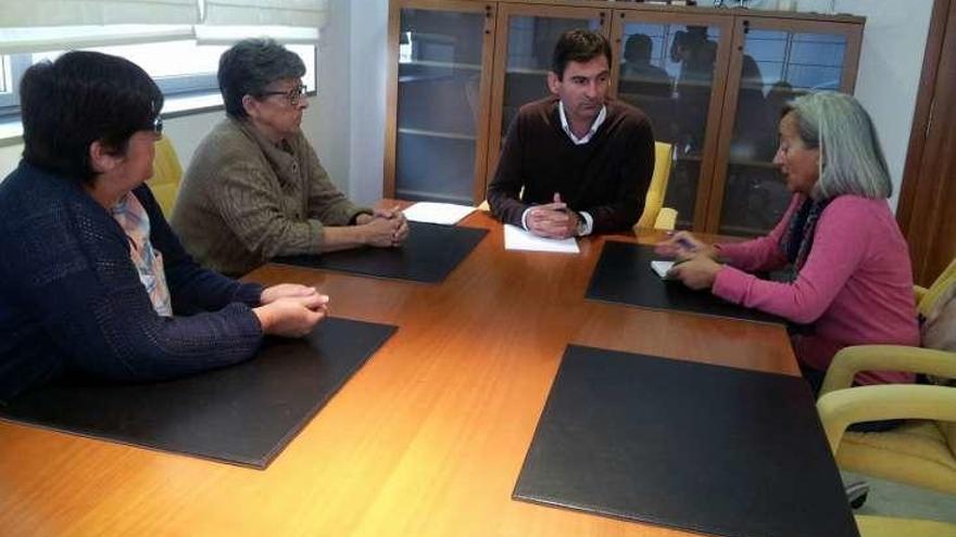 Reunión de ayer entre el alcalde y el colectivo. // FdV