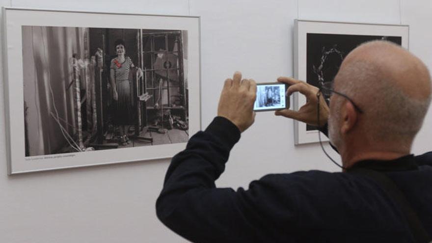 Un visitante fotografía una imagen de Pepe Ponce.