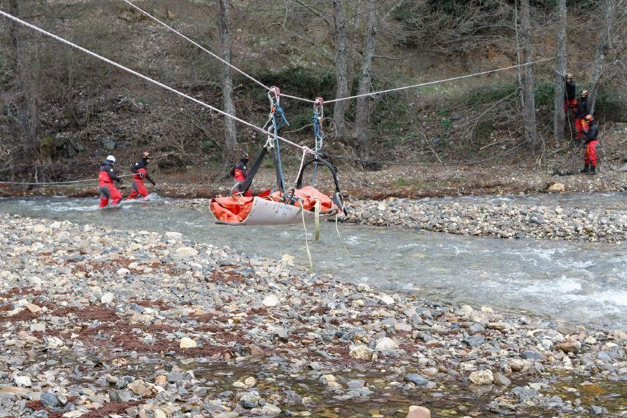 Maniobras de la UME en el poblado del Salto de Cas