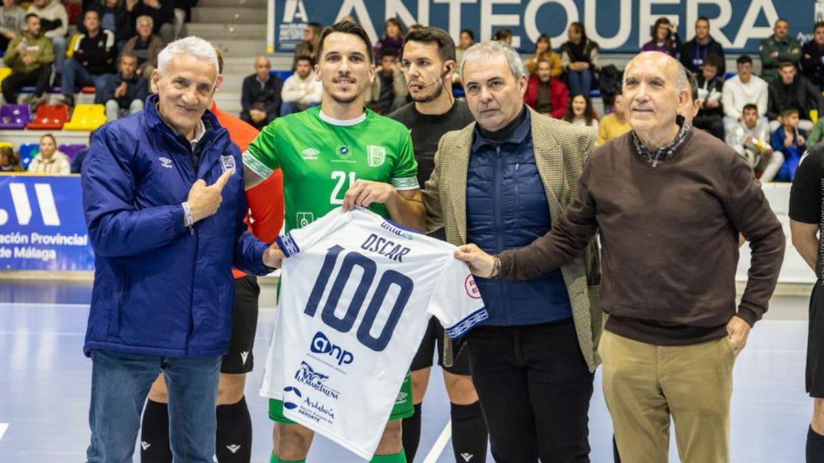 Óscar, jugador del UMA Antequera, centenario en Primera. | LA OPINIÓN