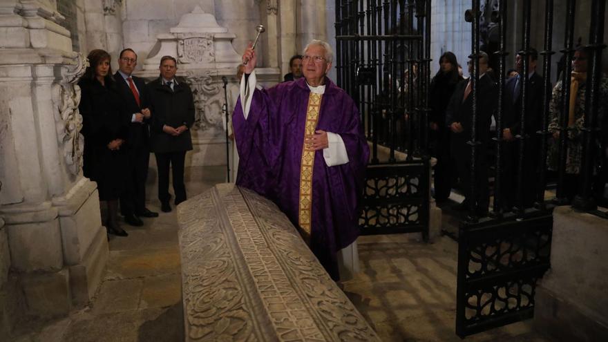 Benito Gallego bendice el sarcófago del rey Alfonso II «El Casto» durante el responso en su memoria celebrado ayer en la Catedral, ante la presencia de, por la izquierda, Conchita Méndez, Mario Arias, Alfredo Canteli, Nacho Cuesta, mientras otros ediles siguen el acto desde el exterior. | FERNANDO RODRÍGUEZ