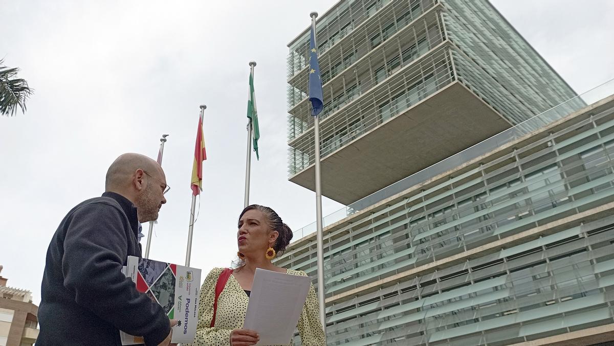 La concejala Toni Morillas, en la rueda de prensa este martes delante de la Gerencia Municipal de Urbanismo.