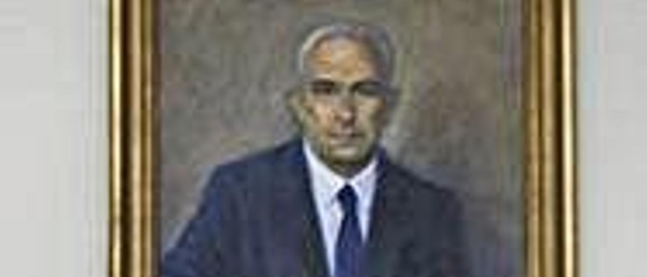 Antonio Rodríguez Suárez, con el retrato de su padre al fondo.