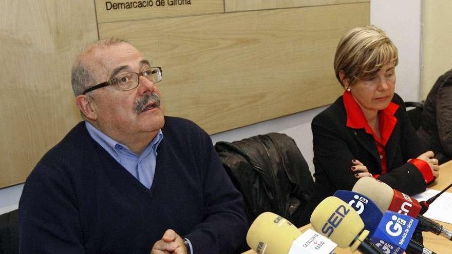 Manel Nadal y Pia Bosch, dos de los miembros del PSC que ayer presentaron su dimisión.  // Efe