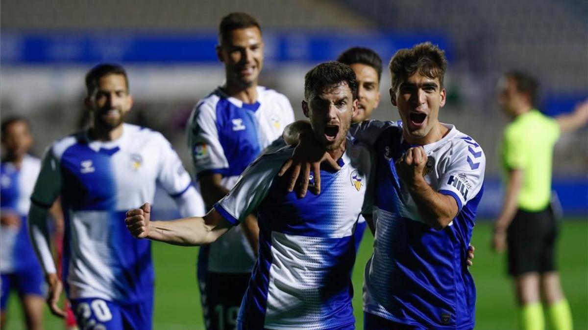 Los jugadores del Sabadell celebran su victoria ante el Mallorca.