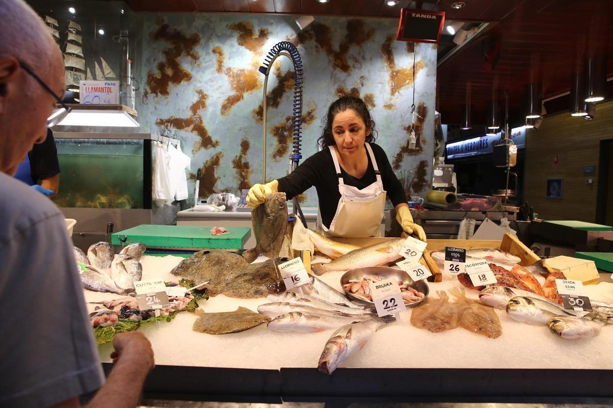 Una parada de venta de pescado en un mercado de Barcelona, un ejemplo de empresa agroalimentaria