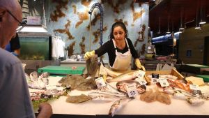 Una parada de venta de pescado en un mercado de Barcelona, un ejemplo de empresa agroalimentaria