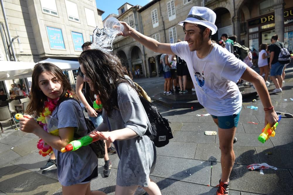 Cientos de jóvenes toman el centro histórico en la primera “noche de peñas” de 2017