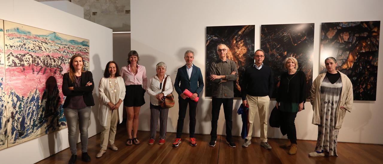 Perceval Graells y Mª Dolores Mulá, a la izquierda, junto a otros artistas y Pérez Pont, en el centro, en la exposición inaugurada en el Centre del Carme