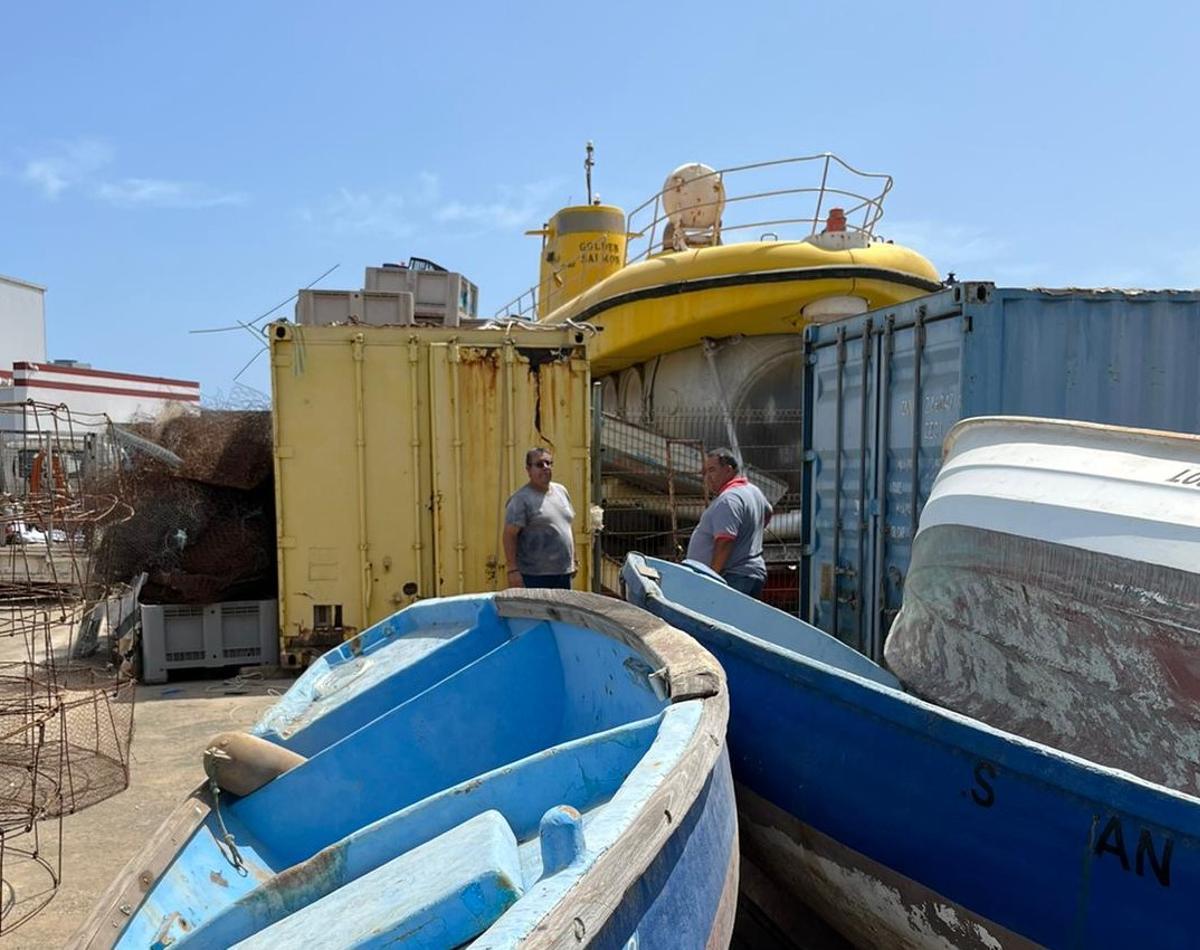 Jan sido retirados de la zona del varadero del Puerto de Mogán un velero y un submarino