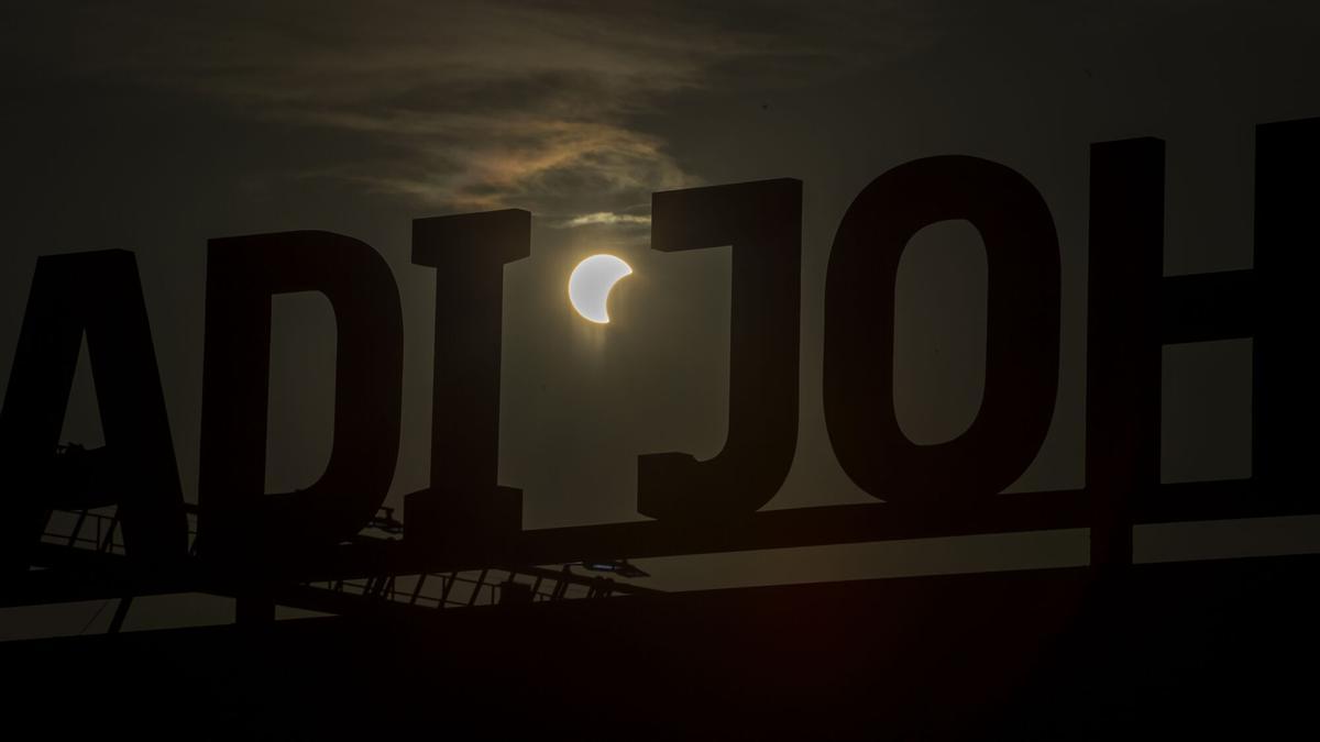 Sant Joan Despi (Barcelona). 12.08.2026. Deportes. Una de las fases del eclipse solar total (99,8% en la zona) sobre el estadio Johan Cruyff durante el partido de fútbol amistoso de pretemporada entre el FC Barcelona femenino y el Montpellier en el estadio Johan Cruyff. Fotografía de Jordi Cotrina