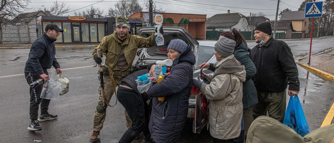 Refugiados ucranianos, ayer tratando de huir del país.