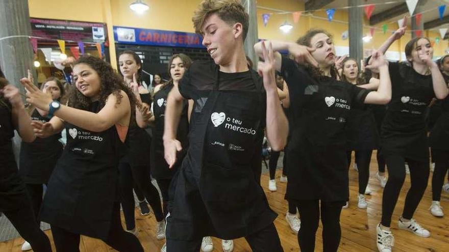 Baile que acogió el mercado de Oleiros en una campaña promocional