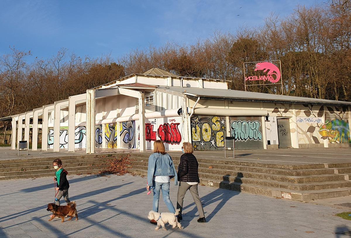 El Camaleón, que fue demolido durante la pandemia junto a la playa de Samil