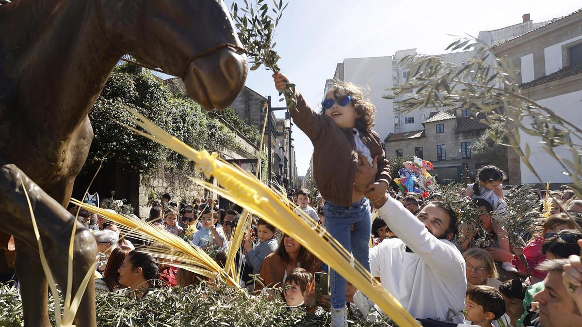 Cientos de fieles acuden a la procesión de la 'Burrita'