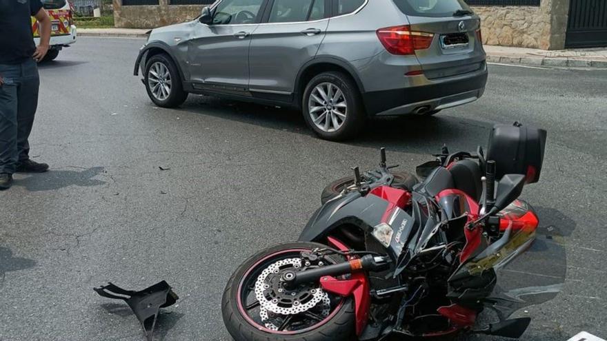 Motorista herido leve en Lalín. Un accidente entre una motocicleta y un turismo se saldó ayer sin heridos de consideración. El suceso se produjo a última hora de la mañana en la rotonda de la Avenida de Madrid, a la altura de la rúa do Castro, en Alto de Vales. El conductor de la moto se quejaba de un dolor de espalda y fue trasladado a un centro sanitario, mientras que el ocupante del turismo, también de Lalín, resultó ileso. | EMERXENCIAS LALÍN