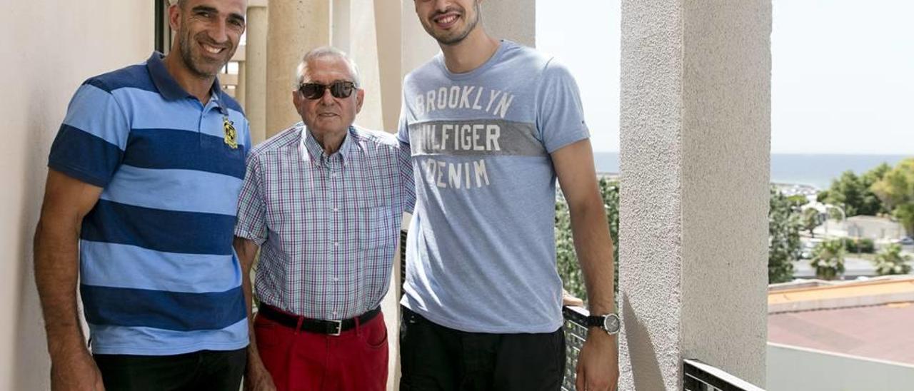 El dueño del Can Ventura Damià Seguí flanqueado por el entrenador Marcos Dreyer y el capitán de la selección española Jorge Fernández.