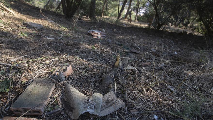 Restos de amianto entre la vegetación cercana al mirador del Nen de la rutlla, en el Parc del Guinardó, en el Turó de la Rovira.