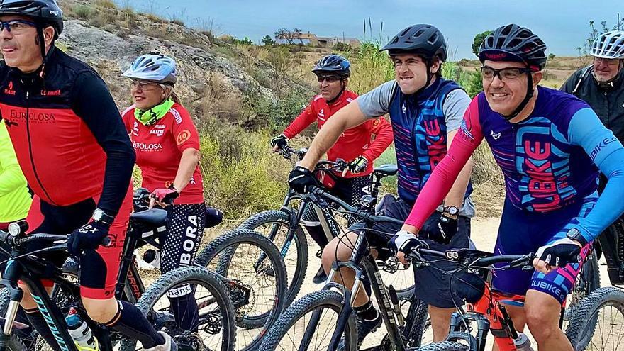 Un grupo de ciclistas del club Ilibike de Elche montan en bici durante la pandemia. | INFORMACIÓN