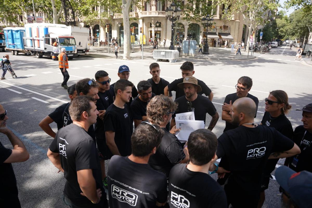 Operarios preparan el paseo de Gràcia para acoger el 'show' de F1