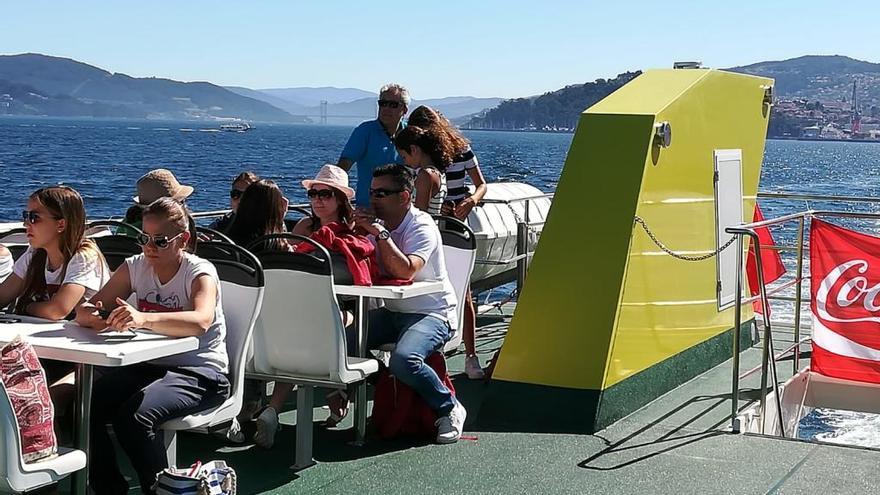 Barco a Cíes esta mañana. // Marta Clavero