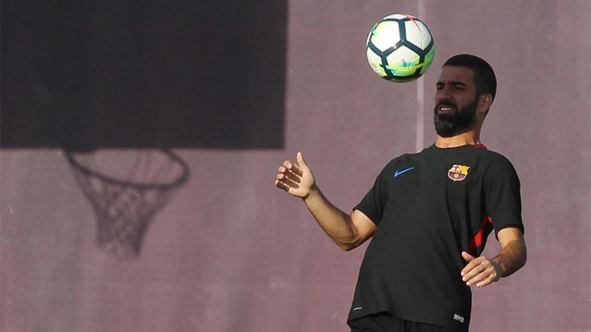 Arda Turan durante un entrenamiento del Barça