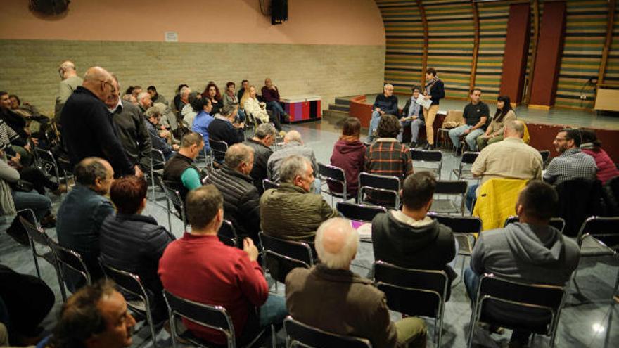 La asamblea celebrada ayer, antes de su comienzo.