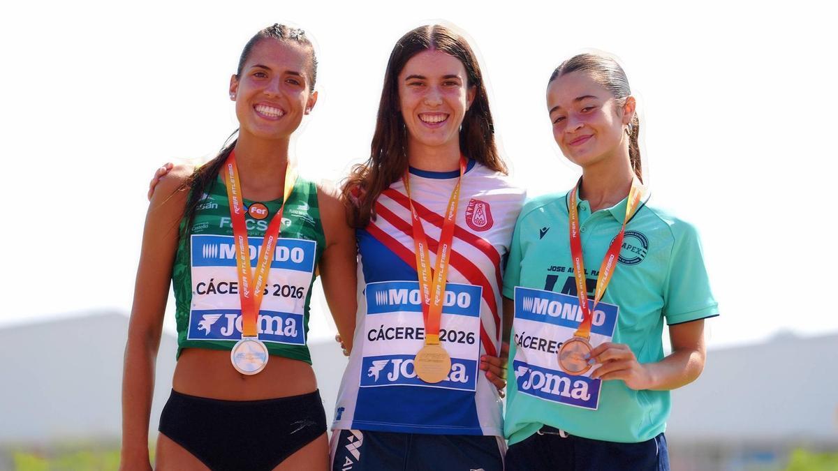 Griselda Serret, de l'Avinent, al centre del podi dels 10.000 metres marxa, a Càceres