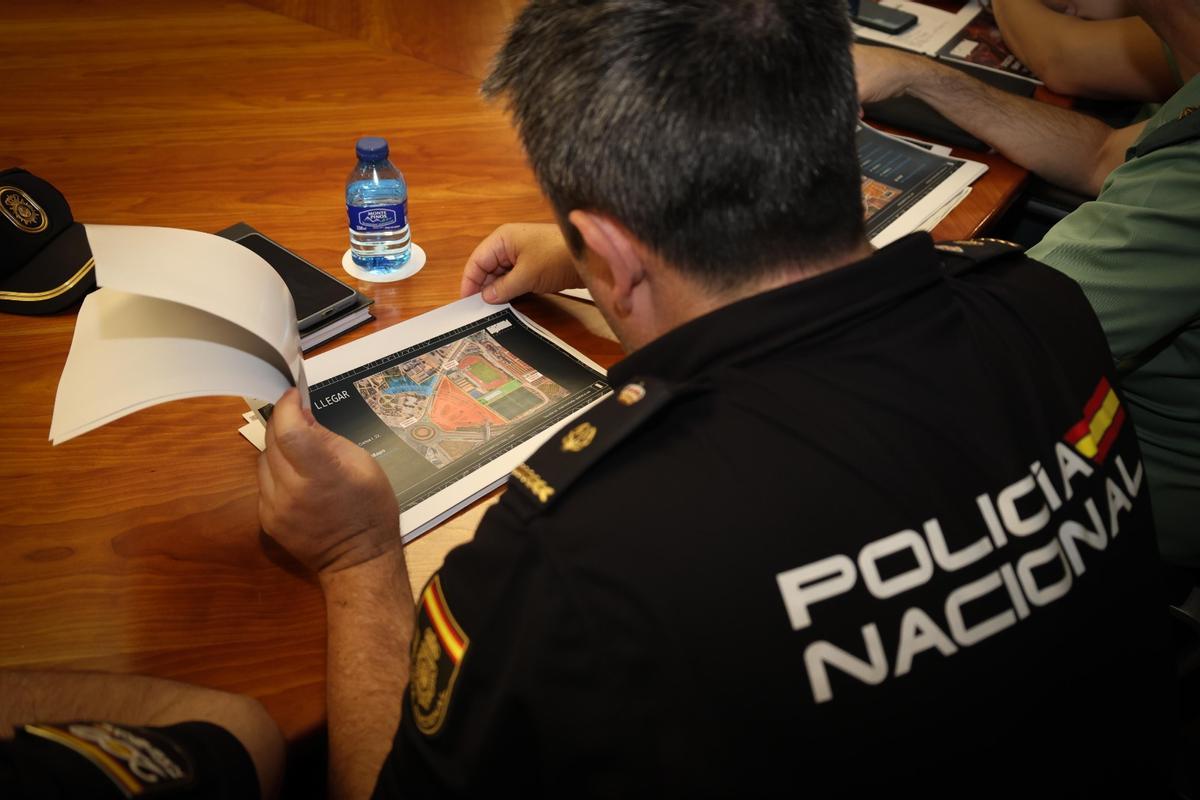 Un agente revisa el plano del festival.