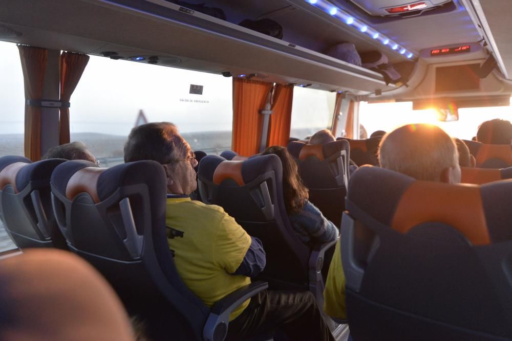 Los trabajadores de Alcoa de Asturias parten hacia Madrid a una manifestación contra el cierre de la fábrica