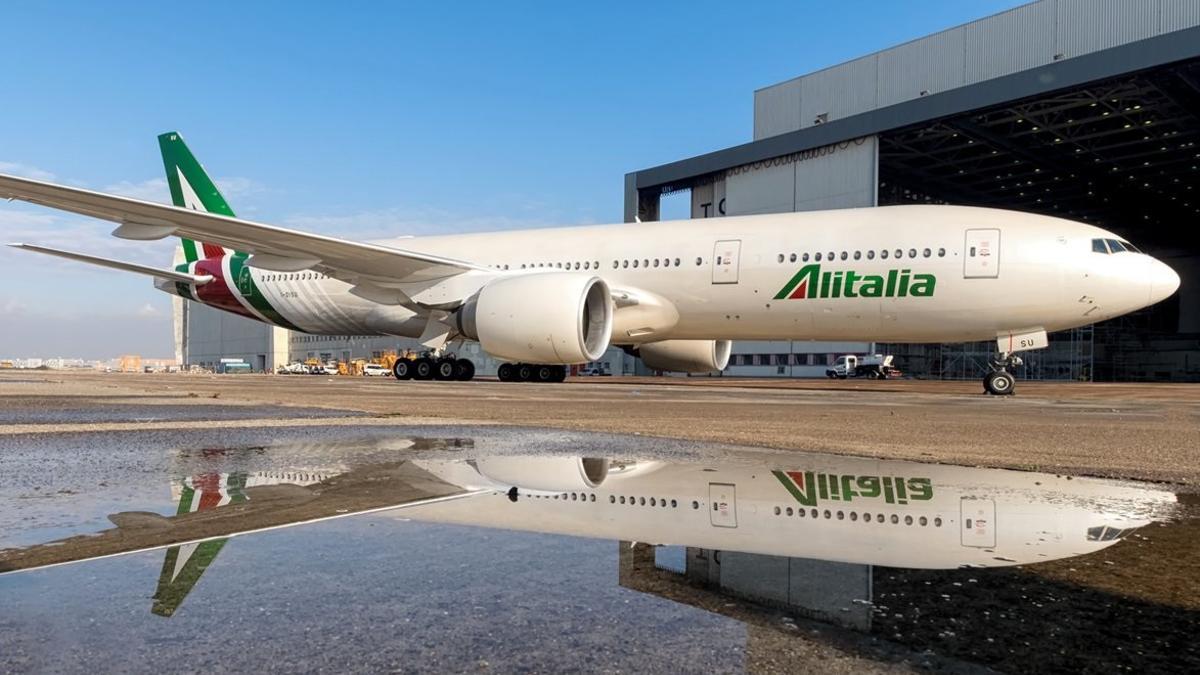 Un avión de Alitalia, en un aeropuerto.