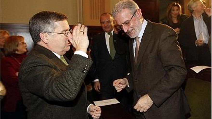 El rector saliente, Francisco Tomás, felicita a Esteban Morcillo al conocerse el escrutinio.